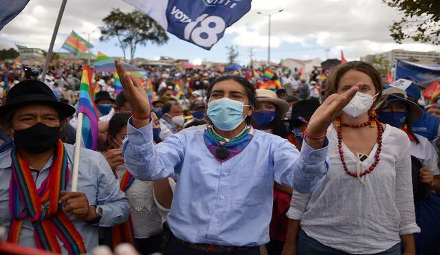 Yaku Pérez (c), del movimiento indígena Pachakutik, parte como el tercero en discordia según las encuestas publicadas en Ecuador. Su objetivo es forzar una segunda vuelta. Foto: AFP