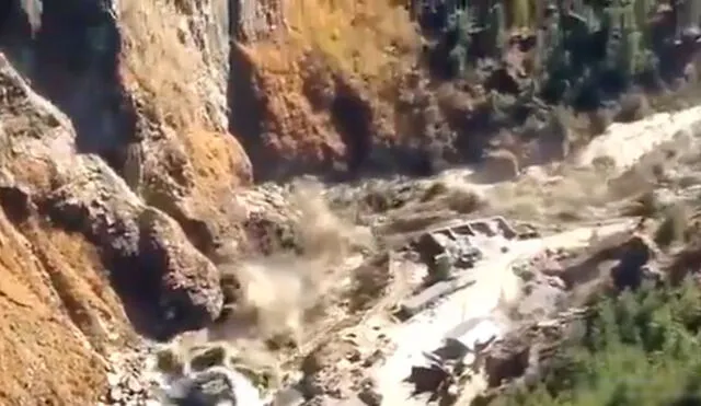 Una gran avalancha de agua y lodo destruyó a su paso estructuras como un puente y una central eléctrica en construcción. Foto: captura – Twitter