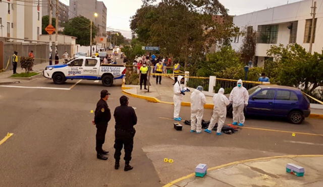 Peritos de criminalística analizan la escena del crimen en Chorrillos. Foto: Johann Klug / URPI-GLR