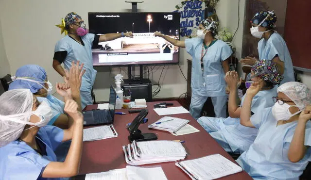 Enfermeras vieron en vivo el arribo del vuelo que trasladó las vacunas de Sinopharm. Foto: PCM