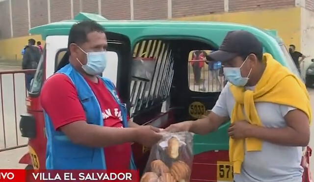 El hombre se unió junto al dueño de una panadería para llevar esta ayuda. Foto: captura de América TV