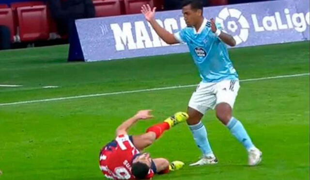 Suárez intentó que el árbitro le muestre la segunda amarilla a Tapia. Foto: captura de video/ESPN