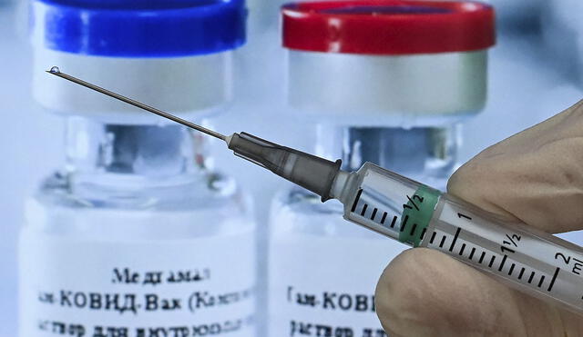 El presidente de Bolivia, Luis Arce, considera que la solución a la pandemia de la COVID-19 es la vacunación. Foto: AFP