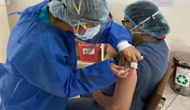 Así inició el proceso de inmunización en Perú. Foto: Twitter / Hospital Arzobispo Loayza