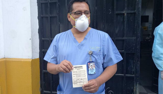 Jesús Valverde muestra su cartilla de vacunación luego de recibir primera dosis. Foto: María Pía Ponce / URPI - GLR