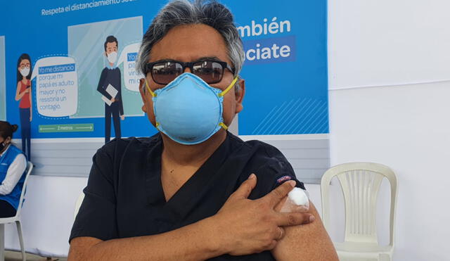 El médico Ciro Salazar fue el primero en ser vacunado en el hospital Rebagliati. Foto: María Pía Ponce / URPI - GLR