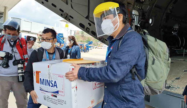 La dosis de esperanza.  El cargamento de vacunas llega a Cusco en un avión de la FAP. Hoy arranca inmunización a médicos.