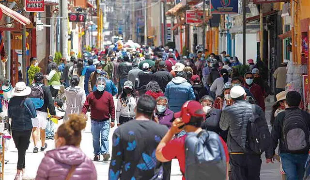 Aglomeración. Jirón Lima, en el centro de Puno, luce abarrotado a pesar de la cuarentena. Así está garantizado el contagio. Foto: Juan Carlos Cisneros/ La República