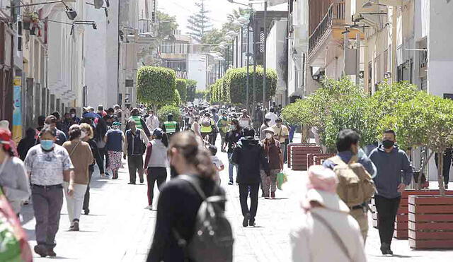 Causa. Población sale a las calles sin guardar distancia social. Foto: La República