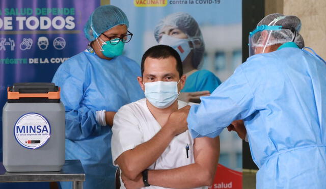 El jefe de Emergencias del Hospital Militar invocó a la ciudadanía a que acuda a vacunarse durante las fases de inmunización. Foto: Andina