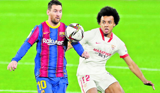 Luchado. Lionel Messi disputa un balón con Koundé, quien abrió el marcador en el Sánchez Pizjuán con un golazo. Foto: EFE