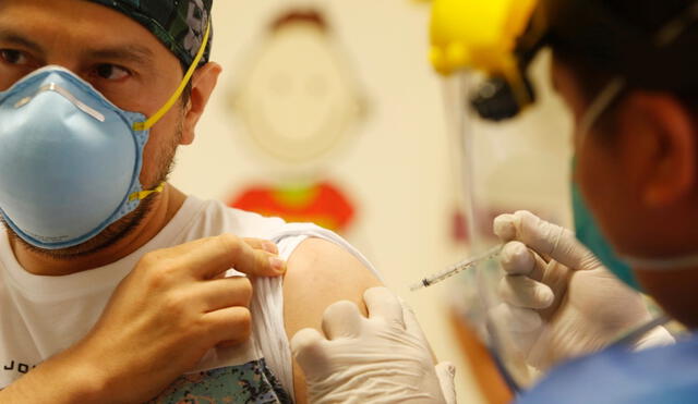 La vacunación masiva tardará en concretarse, por lo que hay que continuar cuidándose. Foto: Carlos Felix/ La República