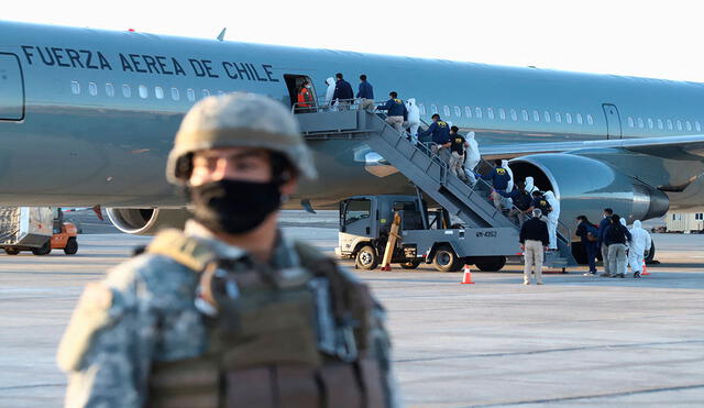 Migrantes indocumentados fueron deportados de Chile vía aérea. Foto: AFP