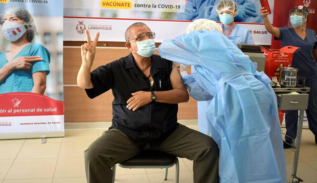 Médico del Hospital Regional de Lambayeque muestra su emoción al ser vacunado. Foto: Geresa Lambayeque
