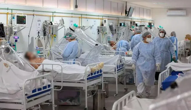 Un equipo médico revisa a un grupo de pacientes en UCI para COVID-19 del Hospital Gilberto Novaes en Manaos, Brasil. Foto: AFP