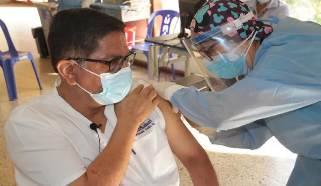 Ronald Gallo es el primer médico inmunizado contra la COVID-19. Foto: La República