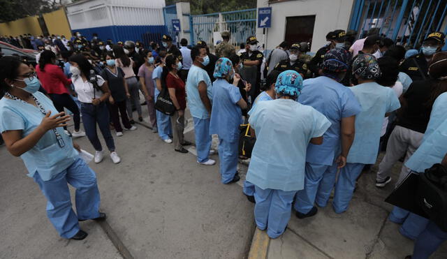 Largas colas en los exteriores del hospital Rebagliati. Foto: Jorge Cerdán / La República
