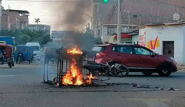 Mototaxi usada por delincuentes fue quemada en el centro de Chiclayo: Foto: Prensa Norte TV