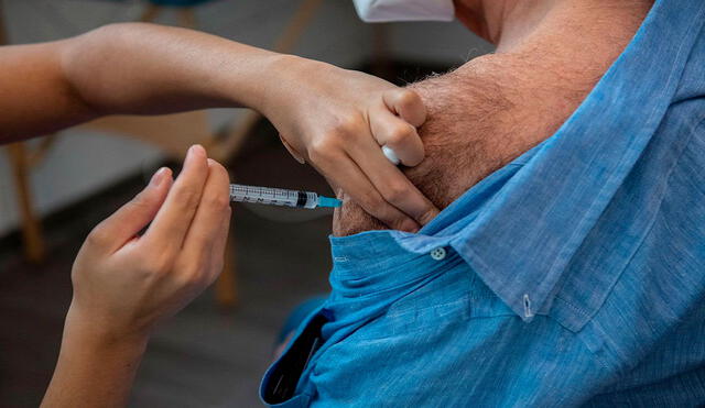 Actualmente Chile está en la campaña de vacunación contra el coronavirus SARS-CoV-2, la cual incluye a adultos mayores. Foto: AFP