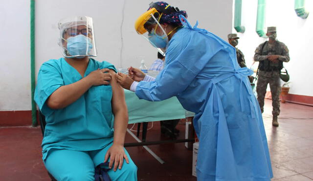 Personal del Hospital Belén fueron vacunados desde tempranas horas de la mañana de este 11 de febrero. Foto: HBT
