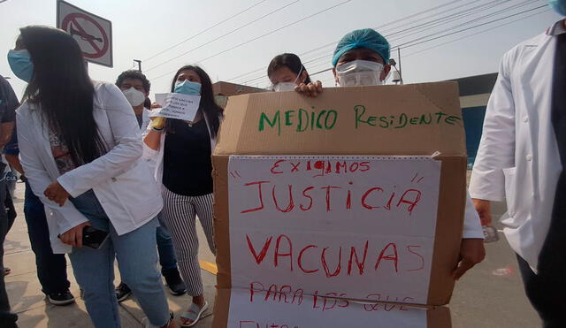 Residentes exigen ser inmunizados contra la COVID-19. Foto: Grace Mora / URPI - GLR
