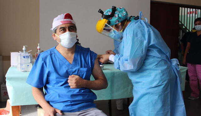 Médicos de áreas críticas fueron inmunizados. Foto: Hospital Belén