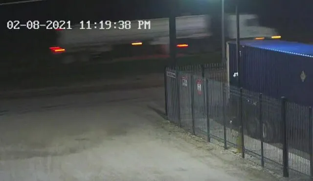 Autoridades informaron que una cámara de seguridad grabó un camión cisterna blanco que transitaba por la autopista a una hora similar de la llamada  al 911. Foto: captura video