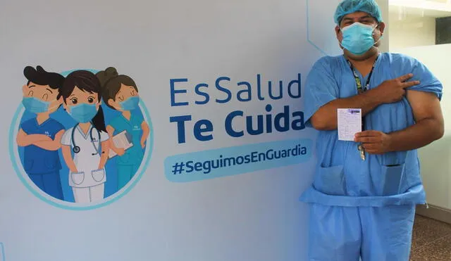 Médico intensivista tras haber sido vacunado con la primera dosis de Sinopharm.  Foto: difusión / EsSalud