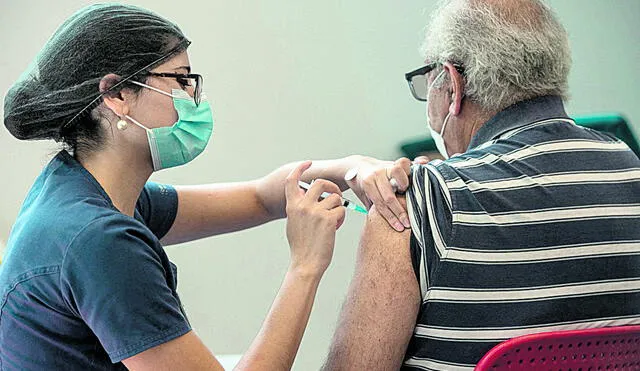 Proceso. El calendario de vacunación chileno prioriza al personal de salud y ancianos. Foto: difusión