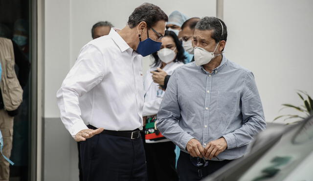 Vizcarra y Málaga durante la supervisión de los ensayos de la vacuna china en la UNMSM. Foto: La República