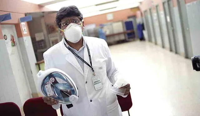 López atiende a pacientes graves en el hospital Honorio Delgado. Foto: Rodrigo Talavera, La República.