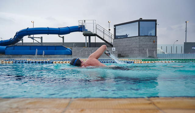 Mientras que en otros países está prohibido el uso de las piscinas a causa del coronavirus. Foto: AFP
