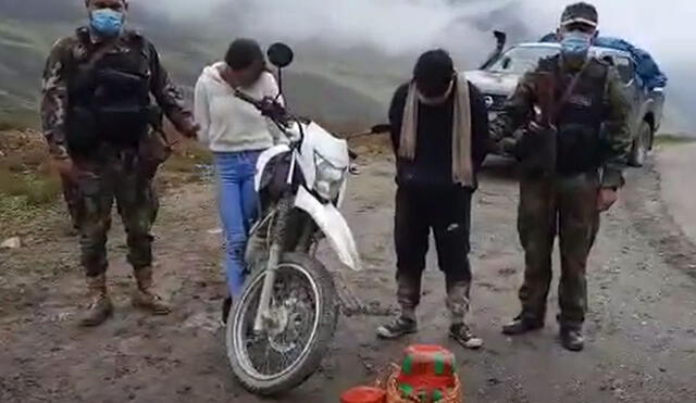 Dos de los cuatro detenidos con alcaloide de cocaína en Ayacucho. Foto: captura PNP