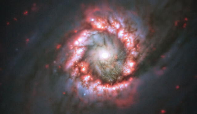 Millones de estrellas rodean un agujero negro supermasivo en el centro de una galaxia. Foto: ESO