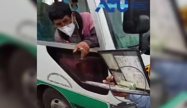 Víctor Félix fue intervenido por obstruir el tránsito al recoger pasajeros en un lugar prohibido. Foto: captura de video ATU