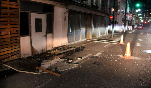 Partes de un muro se ven en el suelo luego de que un fuerte terremoto sacudiera el este de Japón. Foto: EFE