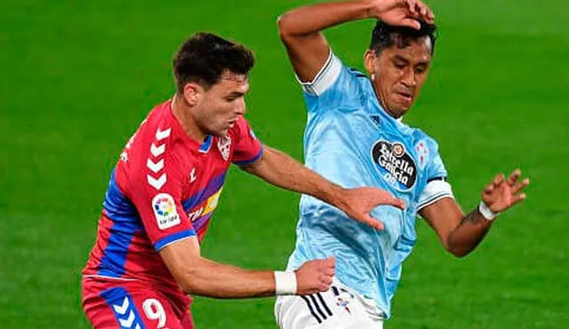 Renato Tapia marcando a Lucas Boyé del Elche. Foto: AFP