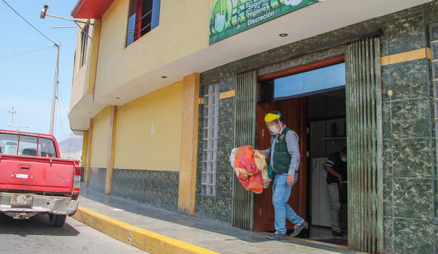 Personal municipal incautó sábanas en mal estado. Foto: Municipalidad Provincial del Santa