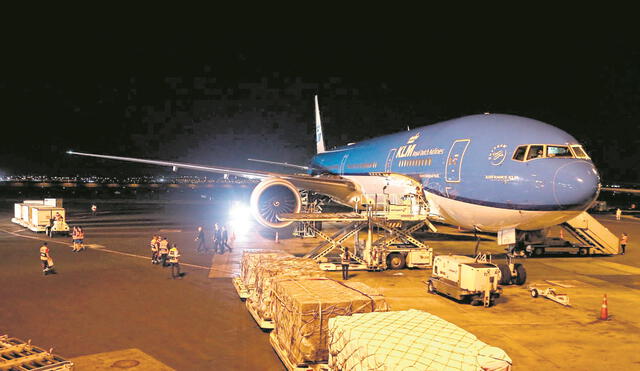 Desde China. A las 7.10 p.m. arribó el avión de KLM con las esperadas vacunas que serán aplicadas al personal de salud de todo el país. Foto: PCM