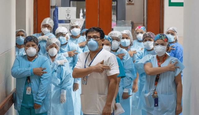 Médico Willy Díaz junto a grupo de médicos, enfermeras y técnicos de la UCI del Hospital Dos de Mayo. Foto: Jorge Cerdán.