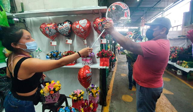 Personas acuden a realizar compras de flores este 14 de febrero. Foto: URPI - GLR