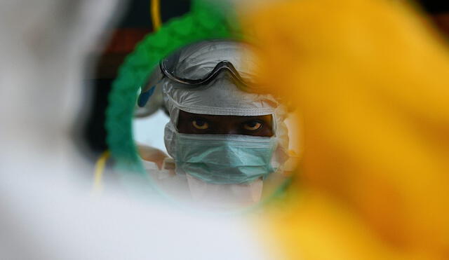 El virus del Ébola, que provoca fiebre alta, dolor de cabeza, vómitos y diarrea, fue identificado por primera vez en Zaire. Foto: AFP