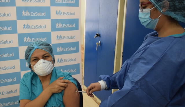Manuela, enfermera con 20 años de experiencia siendo vacunada contra la COVID-19. Foto: difusión / EsSalud