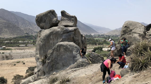 Formación rocosa del valle de Lurín conocida como la Piedra del Amor. Fotografía: Andrés Merino