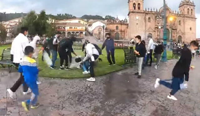 Adolescentes se aglomeraron para echarse espuma y agua. Foto: captura de video de Facebook