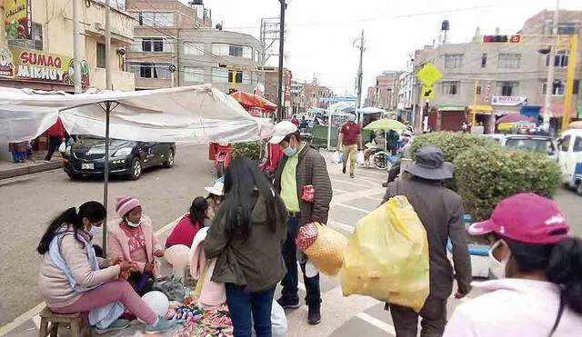 Ambulantes ocuparon la vía pública para vender sus productos.