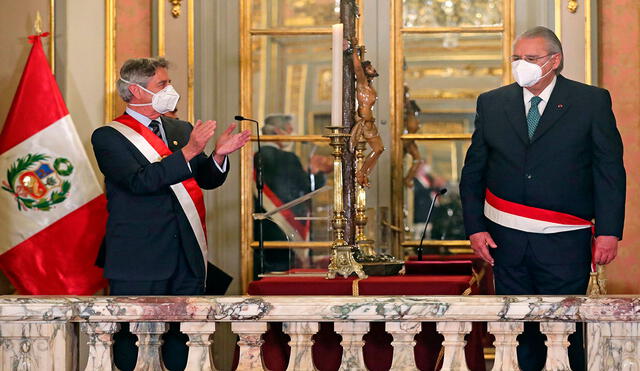 El presidente Francisco Sagasti tomó juramento este lunes al nuevo ministro de Relaciones Exteriores, Allan Wagner (d) en el Palacio. Foto: Gobierno del Perú/EFE