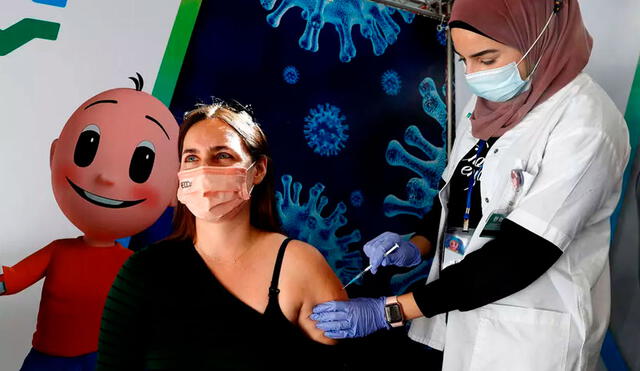Casi 4 millones de israelitas se han vacunado con al menos una dosis, y 2,5 millones (poco más de un cuarto de la población) han recibido las dos. Foto: AFP