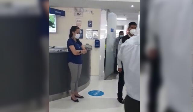 Una trabajadora fue grabada por los familiares de pacientes que la acusaron de hacer gestos contra ellos. Foto: captura de video