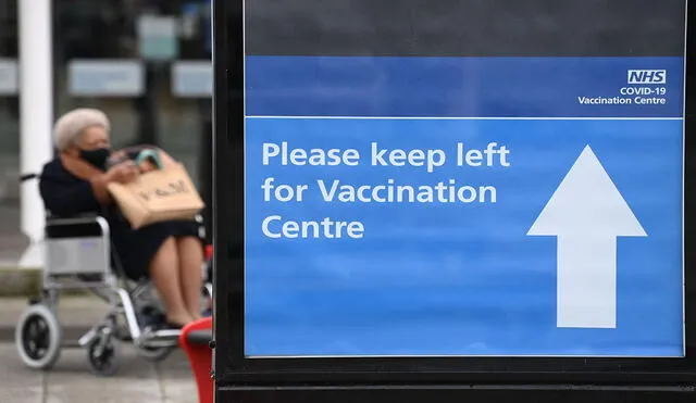 Para finales de abril las autoridades británicas esperan que todos los mayores de 50 años hayan recibido la primera dosis contra el coronavirus. Foto: AFP